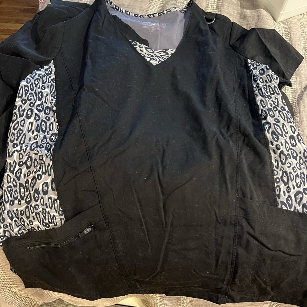 Grey’s Anatomy black and print scrubs, Large set.
